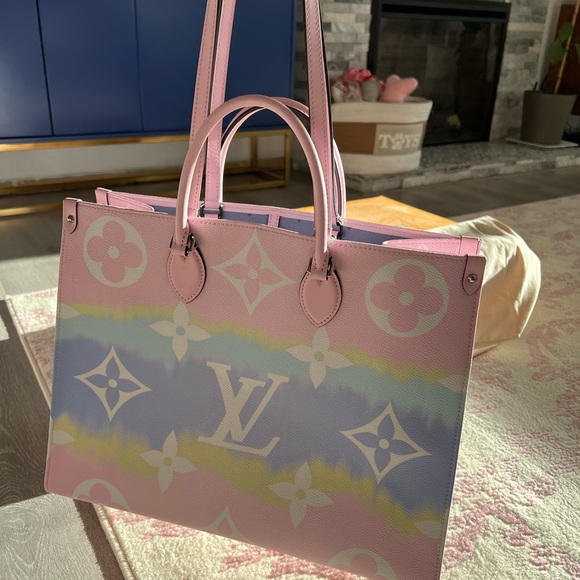 Louis Vuitton OnTheGo GM Monogram Escale Pastel - Picture 2 of 15